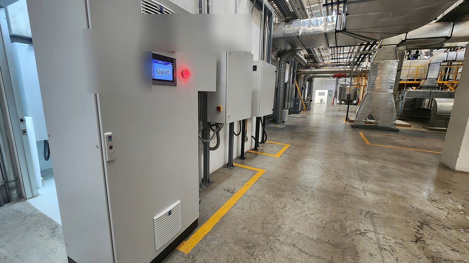 Cuarto técnico industrial con tableros de control instalados junto a sistemas HVAC.