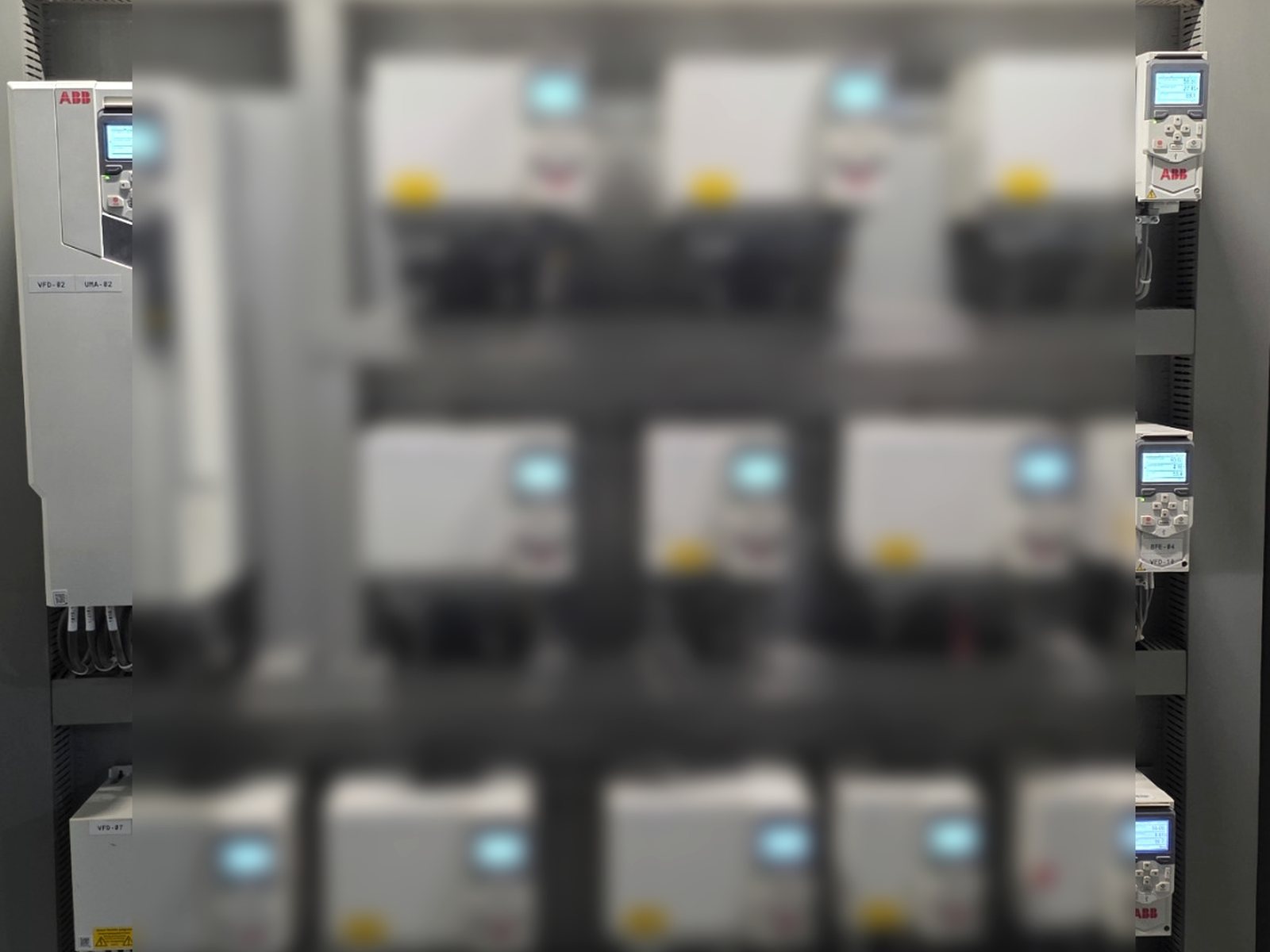 Tablero industrial con variadores de frecuencia instalados y organizados.